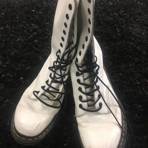 14 hole Dr. Martin white -used air walk boots